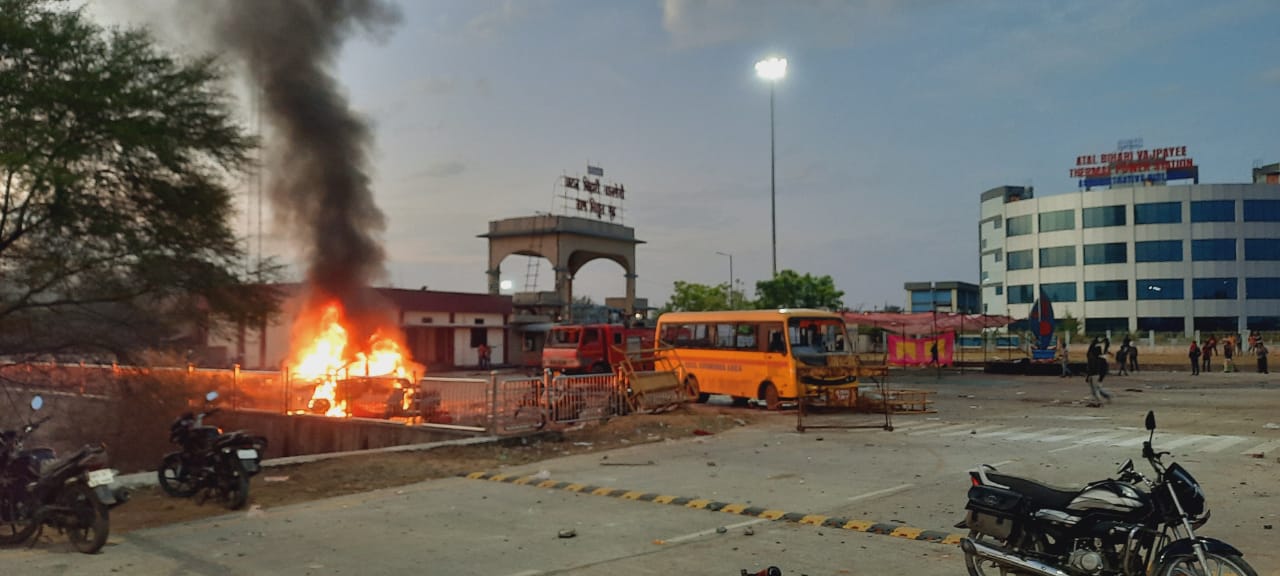 समझाइश से बावजूद कुछ उपद्रवी तत्वों ने मड़वा में बिगाड़ा माहौल,कोरोना की गंभीरता को देखते हुए प्रशासन कर रहा था आंदोलनकारियों से हटने की अपील…. बस जला दिये … कई गाड़ियों में भारी तोड़ फोड़….