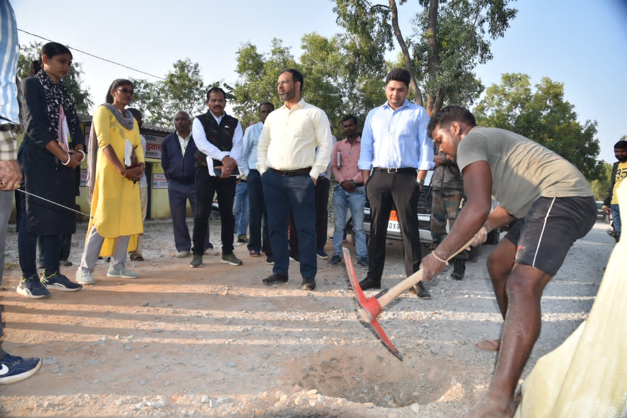 CG कार्यवाही :  कलेक्टर ने सड़क का किया निरीक्षण…. गुणवत्ता जांचने बीच सड़क खुदवाई …2 उप अभियंताओं को नोटिस..। चमन बहार