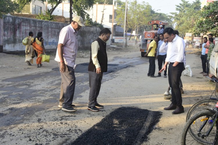 CG BREAKING: कलेक्टर ने फिल्मी स्टाइल मे लगाई ठेकेदार की क्लास : कलेक्टर ने बीच सड़क पर ठेकेदार और अफसरों की लगा दी क्लास… बिना कंप्रेशर मशीन से सड़कों की मरम्मत…जाने पूरी मामला…। चमन बहार MEDIA 24X7