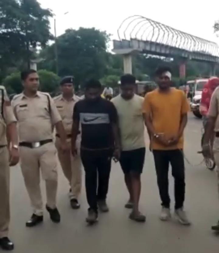 रायपुर : पुलिस ने मारपीट के आरोपियों को शहर मे घुमाया… आरोपी बोले- “क्राइम करना पाप है पुलिस हमारा बाप हैं ” देखें विडियो….। चमन बहार